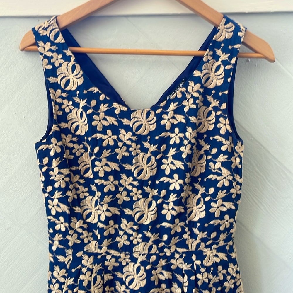 Betsey Johnson sleeveless embroidered dress 💙